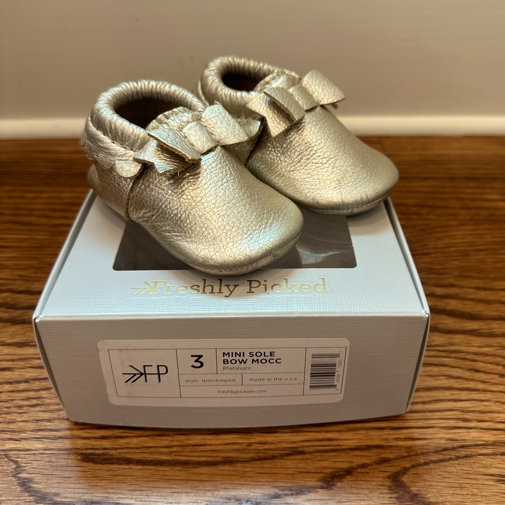 Freshly Picked Platinum Bow Mocc baby moccasins